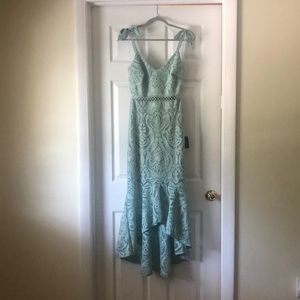 Beautiful mint green Lulu dress. Size small with tags still on.